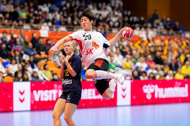 Handball, Women WM 2019, preliminary round, Group B, 4 matchday , Australia South Korea v li Heather Cooper Australia , Sojeong Yu Korea Yamaga Yamaga Overall High School Kumamoto Japan