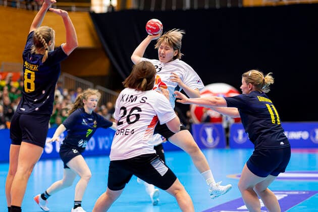 Handball, Women WM 2019, preliminary round, group B, 4 matchday , Australia South Korea v li Sally Potocki Australia Sora Kim Korea at the circle, Suhyeon Moon Korea at the throw, Emma Guignard Australia Yamaga Yamaga Overall high school Kumamoto Japan
