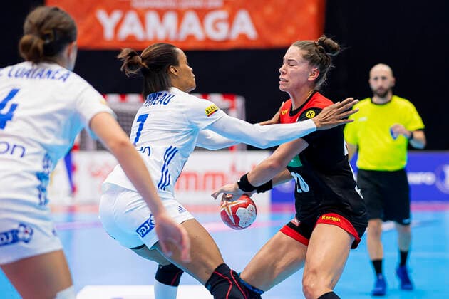 Handball, Women WM 2019, preliminary round, Group B, 4 matchday , Germany France v left in duel Allison Pineau France and Emily Boelk Bölk Germany Thuringer HC Yamaga Yamaga Overall Gymnasium Kumamoto Japan