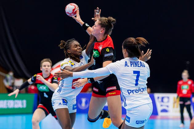 Handball, Women WM 2019, preliminary round, Group B, 4 matchday , Germany France v left in duel Meline Nocandy France and Emily Boelk Bölk Germany Thueringer HC , Allison Pineau France Yamaga Yamaga Overall High School Kumamoto Japan