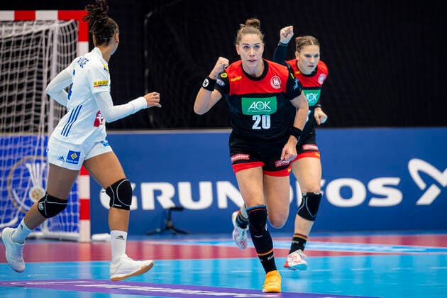 Handball, Women WM 2019, preliminary round, Group B, 4 matchday , Germany France Emily Boelk Bölk Germany Thueringer HC Jubel Freude Emotion Torjubel Torschuetze Torschütze Yamaga Yamaga Overall Gymnasium Kumamoto Japan