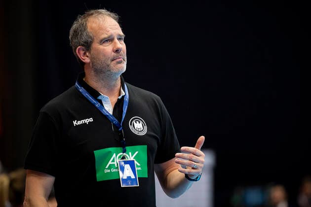 Handball, Women WM 2019, preliminary round, group B, 4 matchday , Germany France coach Henk Groener Germany gesticulation gesture gesticulated Yamaga Yamaga Overall high school Kumamoto Japan