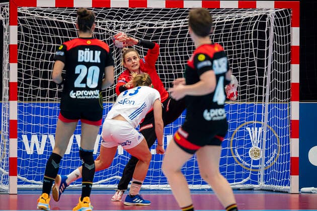 Handball, Women WM 2019, preliminary round, Group B, 4 matchday , Germany France v li Emily Boelk Bölk Germany Thueringer HC , Manon Houette France at the throw, goalkeeper Dinah Eckerle Germany SG BBM Bietigheim , Alina Grijseels Germany Dortmund Yamaga Yamaga Overall Gymnasium Kumamoto Japan
