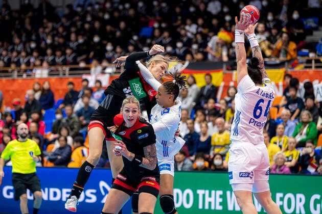 Handball, Women WM 2019, preliminary round, group B, 4 matchday , Germany France Evgenija Minevskaja Germany Brest at the throw, Beatrice Edwige France , Luisa Schulze Germany Bietigheim , Alexandra Lacrabere France Yamaga Yamaga Overall High School Kumamoto Japan