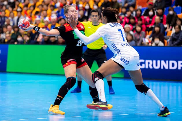Handball, Women WM 2019, preliminary round, Group B, 4 matchday , Germany France Emily Boelk Bölk Germany Thueringer HC , Allison Pineau France Yamaga Yamaga Overall Gymnasium Kumamoto Japan
