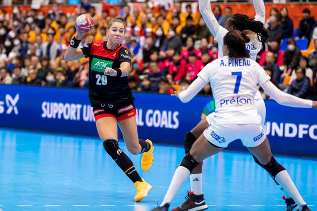 Handball, Women WM 2019, preliminary round, Group B, 4 matchday , Germany France Emily Boelk Bölk Germany Thueringer HC , Allison Pineau France Yamaga Yamaga Overall Gymnasium Kumamoto Japan