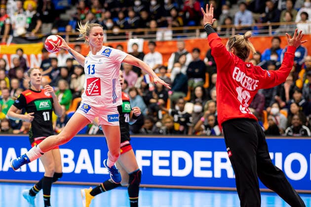 Handball, Women WM 2019, preliminary round, group B, 4 matchday , Germany France v li Manon Houette France , goalkeeper Dinah Eckerle Germany SG BBM Bietigheim Yamaga Yamaga Overall Gymnasium Kumamoto Japan