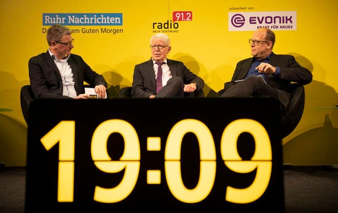Bilder des Jahres 2019, Sport 12 Dezember Sport Themen der Woche KW49 Sport Bilder des Tages 21. Auflage vom 19:09 - der schwarzgelbe Talk am 04.12.2019 im Lensing-Carree der Ruhrnachrichten in Dortmund (Nordrhein-Westfalen). Dr. Reinhard Rauball, Präsident, BVB Borussia Dortmund, im Gespräch mit den Ruhrnachrichten, Portrait, Mimik, Gestik, *** 21 edition from 19 09 of the black and yellow Talk on 04 12 2019 in the Lensing Carree of the Ruhrnachrichten in Dortmund North Rhine-Westphalia Dr Reinhard Rauball, President, BVB Borussia Dortmund, in conversation with the Ruhrnachrichten, portrait, facial expressions, gestures, Copyright: xChristopherxNeundorfx