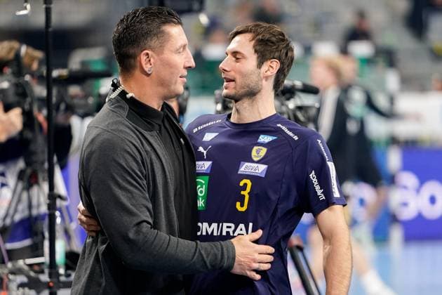 v left Stefan Kretzschmar TV, expert and Uwe Gensheimer RNL, 3 welcome each other, Welcome before the game, 04 12 2019, Mannheim Germany , Handball, DHB Cup, Rhein Neckar Löwen TSV Hannover Burgdorf xozx
