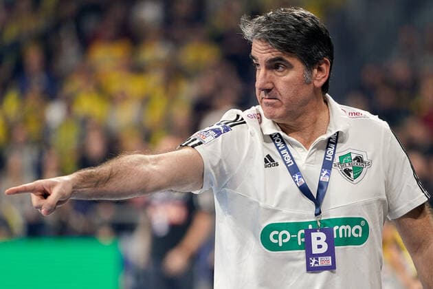 Antonio Carlos Ortega Trainer, Head Coach, Hannover , gives instructions, gesticulate, gesticulate with the arms, gives instructions, gesticulate, single picture, action, action, 04 12 2019, Mannheim Germany , handball, DHB trophy, Rhein Neckar Löwen TSV Hannover Burgdorf xozx