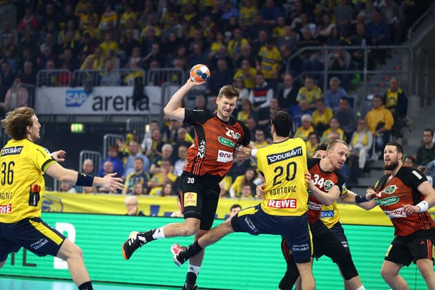 Fabian Boehm TSV Hannover Burgdorf in a duel with Ilija Abutovic Rhein Neckar Loewen , Rhein Neckar Loewen vs TSV Hannover Burgdorf, Handball, DHB Cup, 04 12 2019 Photo Eibner Rhein Neckar Loewen vs TSV Hannover Burgdorf, Handball, DHB Cup, 04 12 2019 Mannheim Copyright: xNeisx Eibner-Pressefotox EP_ans