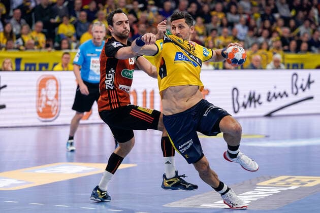 v li Cristian Ugalde Garcia Hannover, 23 , Alexander Petersson RNL, 32 , duel, game scene, duel, duel, tackle, tackling, dynamics, action, action, 04 12 2019, Mannheim Germany , handball, DHB Cup, Rhein Neckar Löwen TSV Hannover Burgdorf xozx