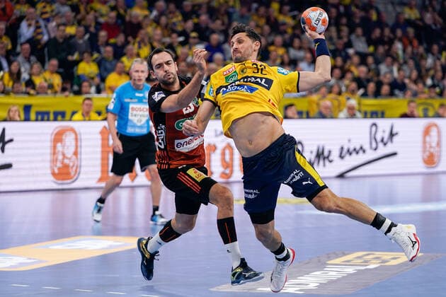 v li Cristian Ugalde Garcia Hannover, 23 , Alexander Petersson RNL, 32 , duel, game scene, duel, duel, tackle, tackling, dynamics, action, action, 04 12 2019, Mannheim Germany , handball, DHB Cup, Rhein Neckar Löwen TSV Hannover Burgdorf xozx