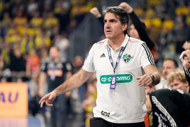 Antonio Carlos Ortega Trainer, Head Coach, Hannover , gives instructions, gesticulate, gesticulate with the arms, gives instructions, gesticulate, single picture, action, action, 04 12 2019, Mannheim Germany , handball, DHB trophy, Rhein Neckar Löwen TSV Hannover Burgdorf xozx
