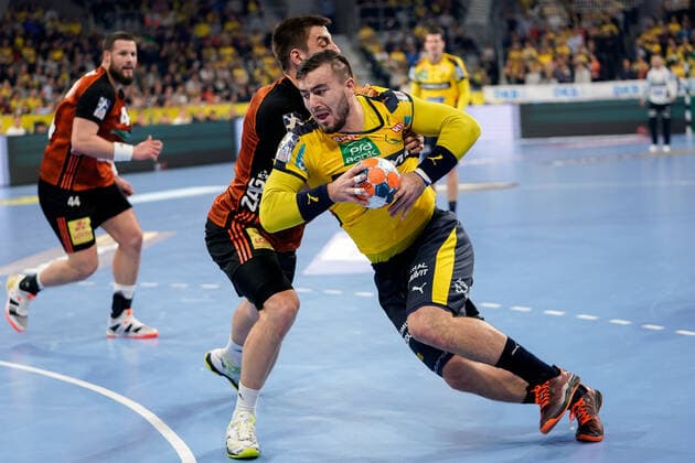 v li Nejc Cehte Hannover, 3 , Jannik Kohlbacher RNL, 80 , duel, game scene, duel, duel, tackle, tackling, dynamics, action, action, 04 12 2019, Mannheim Germany , handball, DHB Cup, Rhein Neckar Löwen TSV Hannover Burgdorf xozx