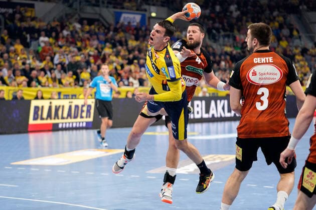 v li Andre Schmid Andy Schmid, RNL, 2 , Ilija Brozovic Hannover, 44 , Nejc Cehte Hannover, 3 , at the jump throw, throw, goal throw, action, action, game scene, 04 12 2019, Mannheim Germany , Handball, DHB Pokal, Rhein Neckar Löwen TSV Hannover Burgdorf xozx