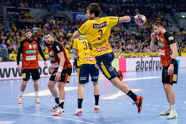 Uwe Gensheimer RNL, 3 , at the jump throw, throw, goal throw, action, action, game scene, 04 12 2019, Mannheim Germany , Handball, DHB Cup, Rhein Neckar Löwen TSV Hannover Burgdorf xozx