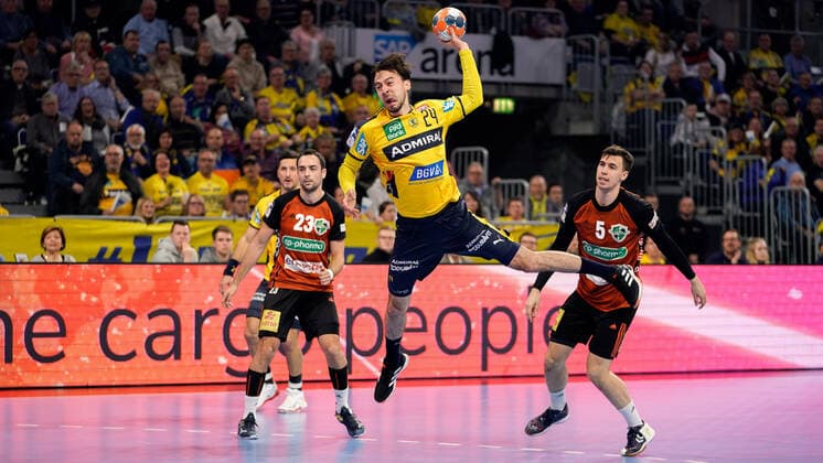 v li Cristian Ugalde Garcia Hannover, 23 , Patrick Groetzki RNL, 24 on the ball, Ivan Martinovic Hannover, 5 , at the jump throw, throw, goal throw, action, action, game scene, 04 12 2019, Mannheim Germany , Handball, DHB Cup, Rhein Neckar Löwen TSV Hannover Burgdorf xozx