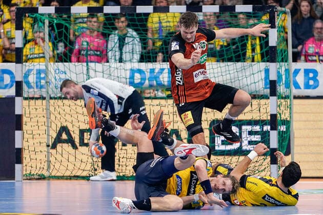 v left Andreas Palicka Goalkeeper, RNL, 12 gets the ball out of the goal, Jesper Nielsen RNL, 36 and Gedeon Guardiola RNL, 30 lying on the ground, Scorer Fabian Böhm Hannover, 20 jumps over, Action, Action, Scene, 04 12 2019, Mannheim Germany , Handball, DHB Cup, Rhein Neckar Löwen TSV Hannover Burgdorf xozx