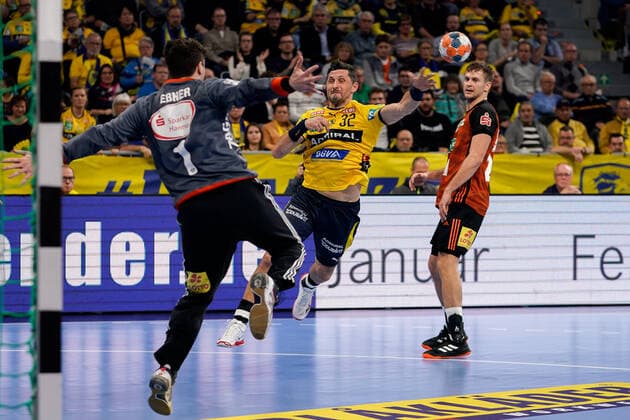 v li Domenico Ebner Goalkeeper, Hannover, 1 , Alexander Petersson RNL, 32 , Fabian Böhm Hannover, 20 , at the jump throw from outside, throw, goal throw, action, action, game scene, 04 12 2019, Mannheim Germany , Handball, DHB Pokal, Rhein Neckar Löwen TSV Hannover Burgdorf xozx