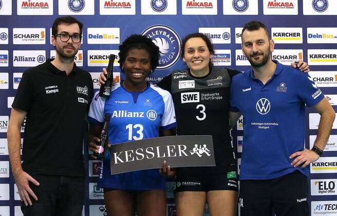 BAU 04 12 2019 Stuttgart Volleyball Allianz MTV Stuttgart vs Schwarz Weiß Erfurt, Most valuable player, v l Trainer Florian Völker Erfurt , Krystal Rivers Stuttgart , Halli Amaron Erfurt , Trainer Giannis Athanasopoulos Stuttgart
