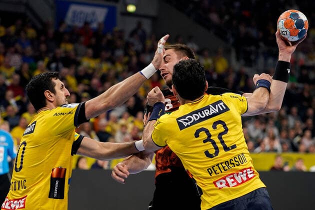 v li Ilija Abutovic RNL, 20 , Nejc Cehte Hannover, 3 , Alexander Petersson RNL, 32 , duel, match scene, duel, duel, tackle, tackling, dynamics, action, action, 04 12 2019, Mannheim Germany , handball, DHB Cup, Rhein Neckar Löwen TSV Hannover Burgdorf xozx