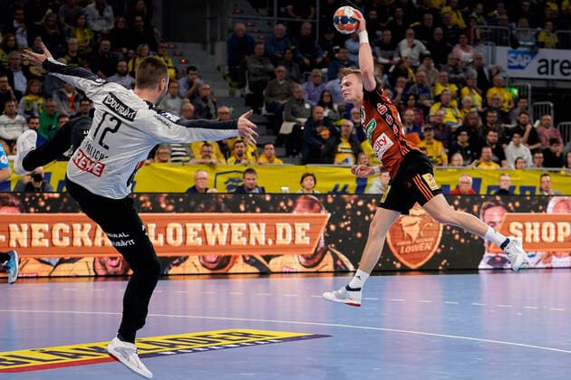 v left Andreas Palicka Goalkeeper, RNL, 12 , Timo Kastening Hannover, 73 , at the jump throw, throw, goal throw, action, action, game scene, 04 12 2019, Mannheim Germany , Handball, DHB Cup, Rhein Neckar Löwen TSV Hannover Burgdorf xozx
