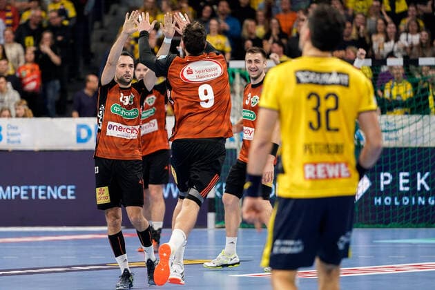 v li Cristian Ugalde Garcia Hannover, 23 and Mait Patrail Hannover, 9 , cheer about a goal, jubilation, goal jubilation, goal success, celebrate the goal, goal, celebration, jubilation about the goal, optimistic, game scene, highlight, action, action, 04 12 2019, Mannheim Germany , Handball, DHB Cup, Rhein Neckar Löwen TSV Hannover Burgdorf xozx
