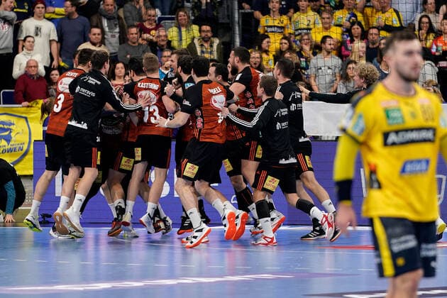 Player from TSV Hannover Burgdorf Die Recken , cheers after the final whistle, victory, winner, winner, cheers, cheers, joy, optimistic, highlight, action, action, 04 12 2019, Mannheim Germany , handball, DHB Cup, Rhein Neckar Löwen TSV Hannover Burgdorf xozx