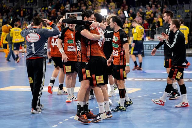 Player from TSV Hannover Burgdorf Die Recken , cheers after the final whistle, victory, winner, winner, cheers, cheers, joy, optimistic, highlight, action, action, 04 12 2019, Mannheim Germany , handball, DHB Cup, Rhein Neckar Löwen TSV Hannover Burgdorf xozx