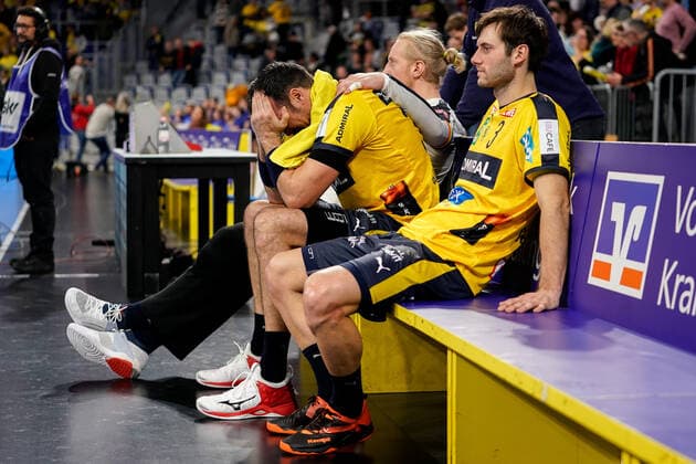 v li Mikael Alf Appelgren Goalkeeper, RNL, 1 , Gedeon Guardiola RNL, 30 cries, Uwe Gensheimer RNL, 3 , disappointed about the defeat, disappointment after the final whistle, highlight, loser, lost, frustration, disappointed, pessimistic, 04 12 2019, Mannheim Germany , Handball, DHB Cup, Rhein Neckar Löwen TSV Hannover Burgdorf xozx