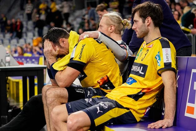 v li Mikael Alf Appelgren Goalkeeper, RNL, 1 , Gedeon Guardiola RNL, 30 cries, Uwe Gensheimer RNL, 3 , disappointed about the defeat, disappointment after the final whistle, highlight, loser, lost, frustration, disappointed, pessimistic, 04 12 2019, Mannheim Germany , Handball, DHB Cup, Rhein Neckar Löwen TSV Hannover Burgdorf xozx