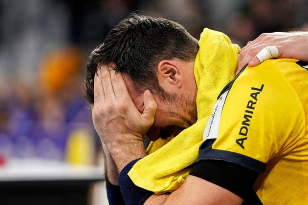 Gedeon Guardiola RNL, 30 cries after the defeat, disappointed about the defeat, disappointment after the final whistle, highlight, loser, lost, frustration, disappointed, pessimistic, 04 12 2019, Mannheim Germany , Handball, DHB Cup, Rhein Neckar Löwen TSV Hannover Burgdorf xozx