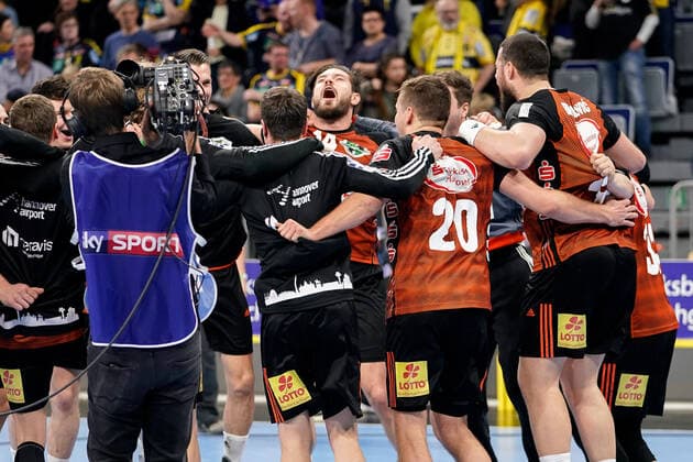 Player from TSV Hannover Burgdorf Die Recken , cheers after the final whistle, victory, winner, winner, cheers, cheers, joy, optimistic, highlight, action, action, 04 12 2019, Mannheim Germany , handball, DHB Cup, Rhein Neckar Löwen TSV Hannover Burgdorf xozx