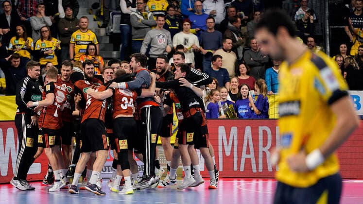 Player from TSV Hannover Burgdorf Die Recken , cheers after the final whistle, victory, winner, winner, cheers, cheers, joy, optimistic, highlight, action, action, 04 12 2019, Mannheim Germany , handball, DHB Cup, Rhein Neckar Löwen TSV Hannover Burgdorf xozx