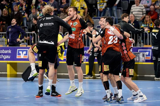 Player from TSV Hannover Burgdorf Die Recken , cheers after the final whistle, victory, winner, winner, cheers, cheers, joy, optimistic, highlight, action, action, 04 12 2019, Mannheim Germany , handball, DHB Cup, Rhein Neckar Löwen TSV Hannover Burgdorf xozx