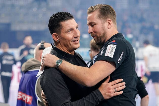 v left Stefan Kretzschmar TV, expert and Oliver Roggisch Sports director, RNL greet each other before the game, welcome, joy, friendly, happy, happy, radiant, optimistic, 04 12 2019, Mannheim Germany , Handball, DHB Cup, Rhein Neckar Löwen TSV Hannover Burgdorf xozx