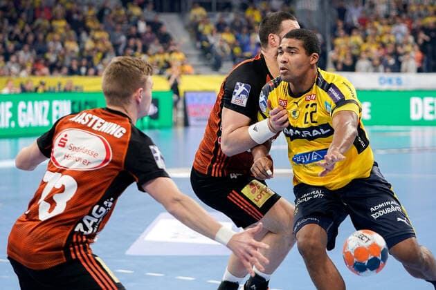 v li Timo Kastening Hannover, 73 , Ilija Brozovic Hannover, 44 , Mads Mensah Larsen RNL, 22 , Duel, duel, tackle, tackling, dynamics, action, action, 04 12 2019, Mannheim Germany , Handball, DHB Cup, Rhein Neckar Löwen TSV Hannover Burgdorf xozx
