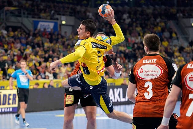 v li Andre Schmid Andy Schmid, RNL, 2 , Ilija Brozovic Hannover, 44 , Nejc Cehte Hannover, 3 , at the jump throw, throw, goal throw, action, action, game scene, 04 12 2019, Mannheim Germany , Handball, DHB Pokal, Rhein Neckar Löwen TSV Hannover Burgdorf xozx
