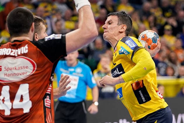 Andre Schmid Andy Schmid, RNL, 2 at the goal throw, single picture, action, action, 04 12 2019, Mannheim Germany , Handball, DHB Cup, Rhein Neckar Löwen TSV Hannover Burgdorf xozx
