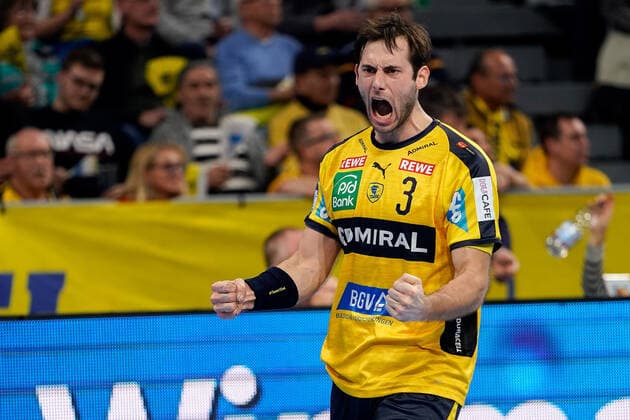 goal scorer Uwe Gensheimer RNL, 3 , cheers on a goal, jubilation, goal jubilation, goal success, celebrate the goal, goal, celebration, cheer on the goal, optimistic, game scene, highlight, single picture, action, action, 04 12 2019, Mannheim Germany , handball, DHB Cup, Rhein Neckar Löwen TSV Hannover Burgdorf xozx