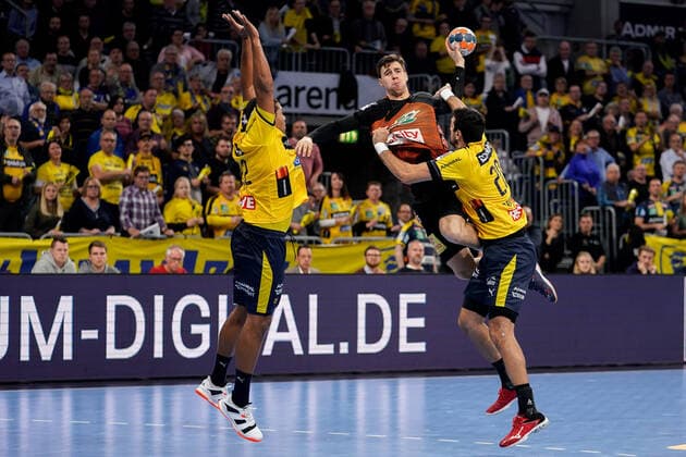 v li Mads Mensah Larsen RNL, 22 , Ivan Martinovic Hannover, 5 , Ilija Abutovic RNL, 20 , Duel, tackle, tackling, dynamics, action, action, 04 12 2019, Mannheim Germany , Handball, DHB Pokal, Rhein Neckar Löwen TSV Hannover Burgdorf xozx