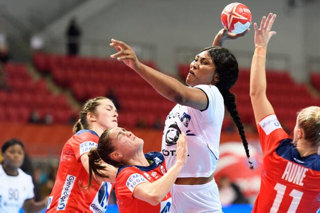 191205 Stine Skogrand of Norway defend against Albertina Kassoma of Angola during the Women s World Handball Championship game between Norway and Angola on December 5, 2019 in Kumamoto Photo Daniel Stiller Bildbyran kod DS 59416 bbeng dam women handball handboll world handball championship 2019 norway norge handball vm angola,  Copyright: DANIELxSTILLER BB191205DS006