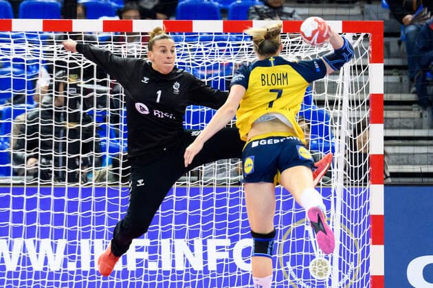 191205 Goalkeeper Marisol Carratu of Argentina against Linn Blohm of Sweden during the Women s World Handball Championship match between Sweden and Argentina on December 5, 2019 in Kumamoto Photo Ludvig Thunman BILDBYRAN kod LT 35694 bbeng dam women handball handboll world handball championship 2019 sverige sweden argentina,  Copyright: LUDVIGxTHUNMAN BB191205LT013