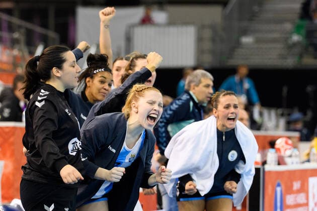 191205 The players of Argentina celebrate on the bench during the Women s World Handball Championship match between Sweden and Argentina on December 5, 2019 in Kumamoto Photo Ludvig Thunman BILDBYRAN kod LT 35694 bbeng dam women handball handboll world handball championship 2019 sverige sweden argentina jubel,  Copyright: LUDVIGxTHUNMAN BB191205LT040