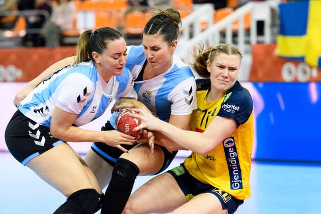 191205 Antonela Lucia Mena and Macarena Gandulfo of Argentina fight for the ball with Johanna Forsberg of Sweden during the Women s World Handball Championship match between Sweden and Argentina on December 5, 2019 in Kumamoto Photo Ludvig Thunman BILDBYRAN kod LT 35694 bbeng dam women handball handboll world handball championship 2019 sverige sweden argentina,  Copyright: LUDVIGxTHUNMAN BB191205LT045