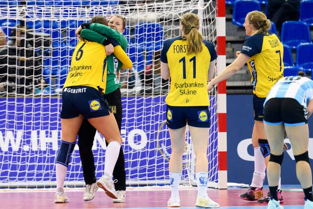 191205 Carin Strömberg and goalkeeper Martina Thörn celebrate after the Womens World Handball Championship match between Sweden and Argentina on December 5, 2019 in Kumamoto Photo Ludvig Thunman BILDBYRAN code LT 35694 bbeng dam women handball handball world handball championship 2019 sweden sweden argentina cheers,  Copyright: LUDVIGxTHUNMAN BB191205LT049