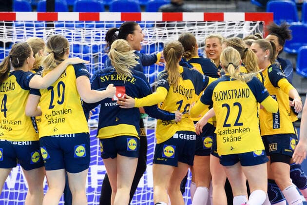 191205 The Swedish players celebrate after the Women s World Handball Championship match between Sweden and Argentina on December 5, 2019 in Kumamoto Photo Ludvig Thunman BILDBYRAN kod LT 35694 bbeng dam women handball handboll world handball championship 2019 sverige sweden argentina jubel,  Copyright: LUDVIGxTHUNMAN BB191205LT052