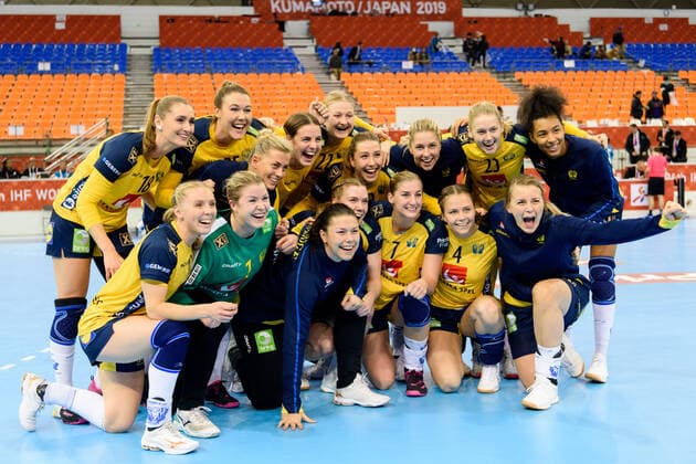 191205 The Swedish players celebrate after the Women s World Handball Championship match between Sweden and Argentina on December 5, 2019 in Kumamoto Photo Ludvig Thunman BILDBYRAN kod LT 35694 bbeng dam women handball handboll world handball championship 2019 sverige sweden argentina jubel,  Copyright: LUDVIGxTHUNMAN BB191205LT053