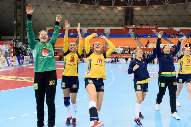191205 goalkeeper Martina Thörn celebrate with her teammates after the Women s World Handball Championship match between Sweden and Argentina on December 5, 2019 in Kumamoto Photo Ludvig Thunman BILDBYRAN kod LT 35694 bbeng dam women handball handboll world handball championship 2019 sverige sweden argentina jubel,  Copyright: LUDVIGxTHUNMAN BB191205LT057